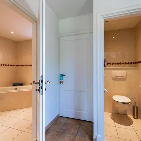 Semesterbostad De Steeneik *