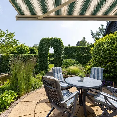 Semesterbostad De Steeneik