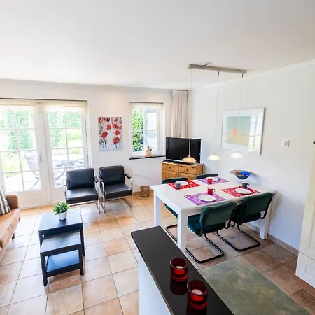 Semesterbostad De Steeneik *